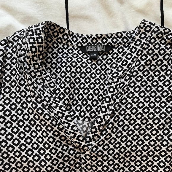 Sleeveless flowy blouse - black and white floral - Picture 3 of 3